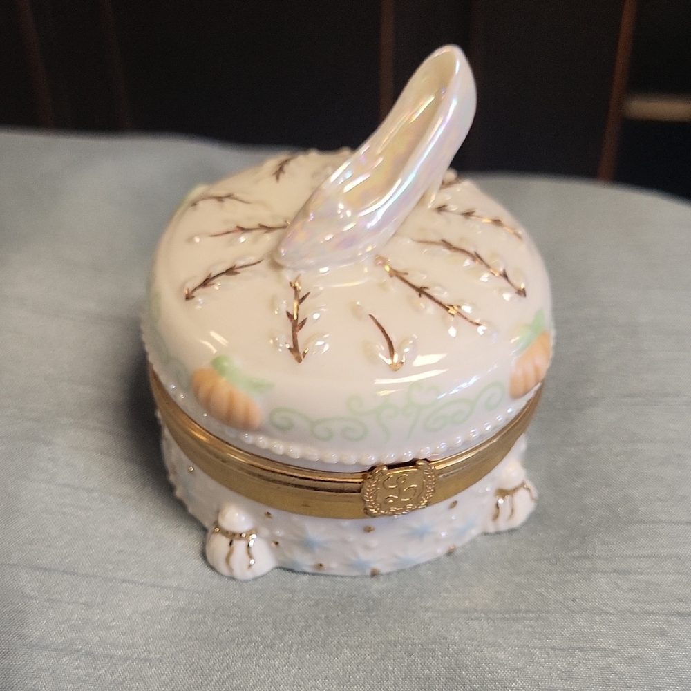 Elegant White and Gold Trinket Box